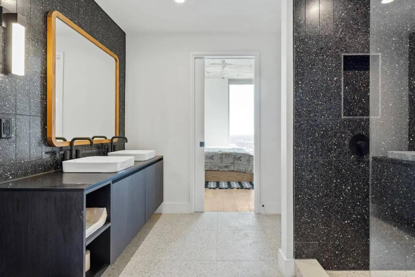 Modern 1br On Rainey St With Pool And Views * Austin
