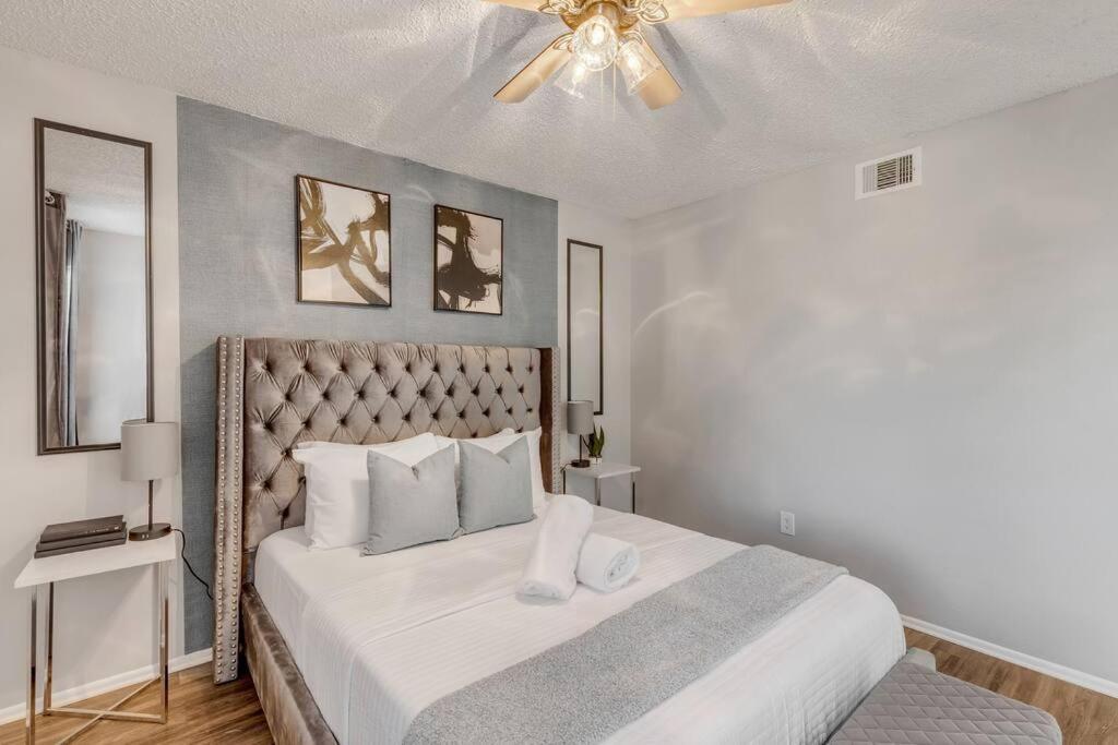 5 Min To Downtown 2bed 2bath 5 Star Location Apartment