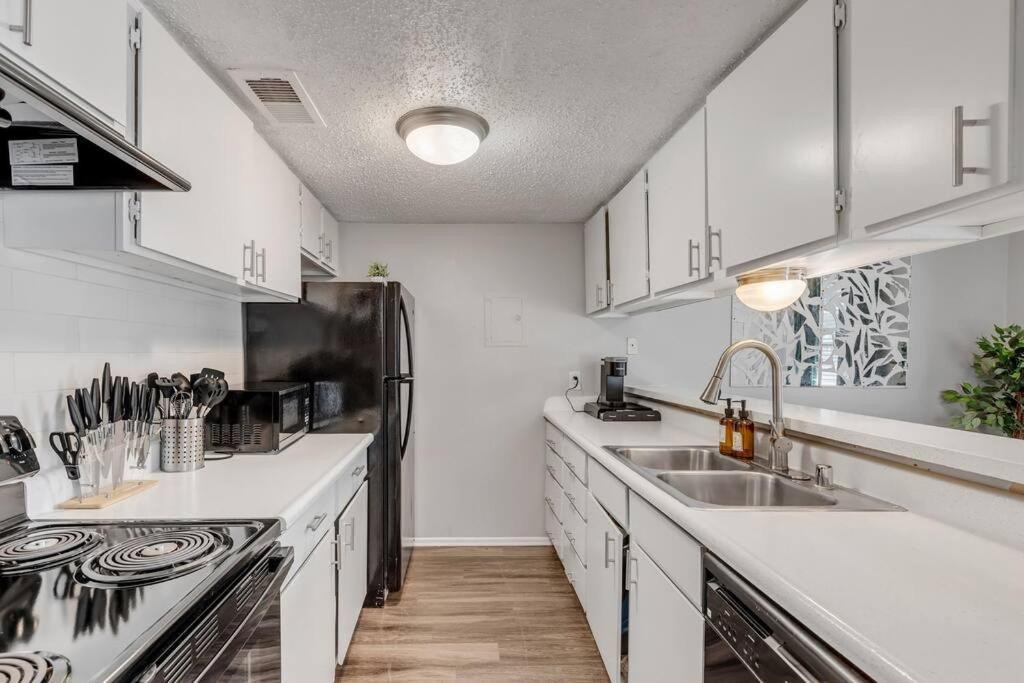 5 Min To Downtown 2bed 2bath 5 Star Location Apartment