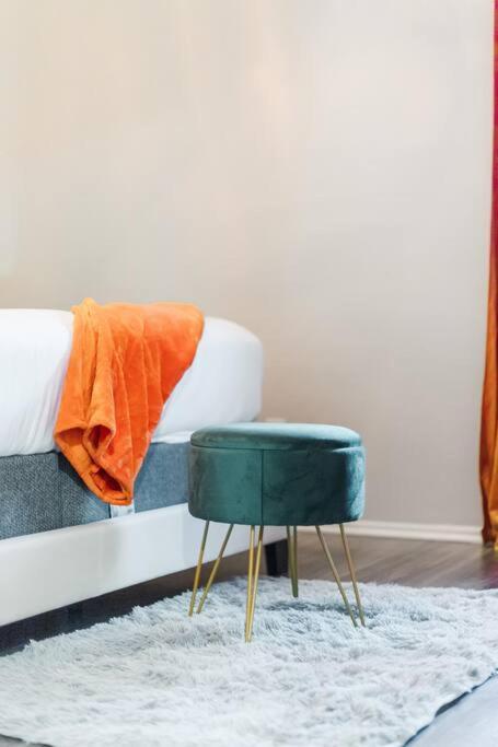 Apartment 5 Min To Downtown 2bed 2bath 5 Star Location *