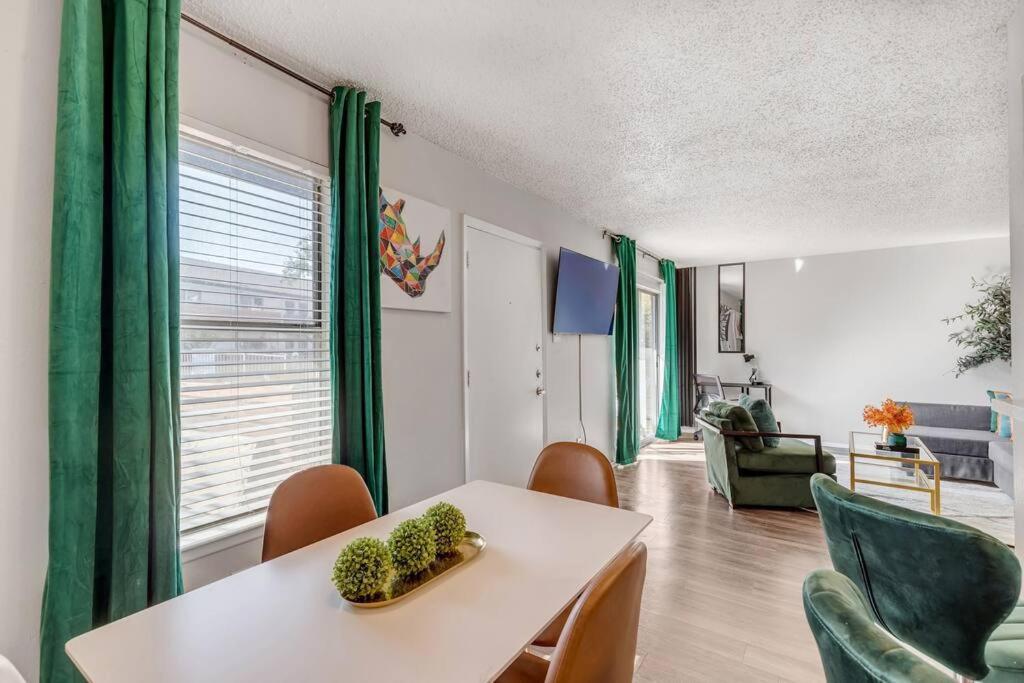 5 Min To Downtown 2bed 2bath 5 Star Location *