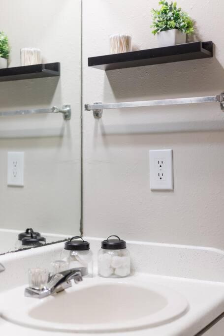 5 Min To Downtown 2bed 2bath 5 Star Location Apartment *