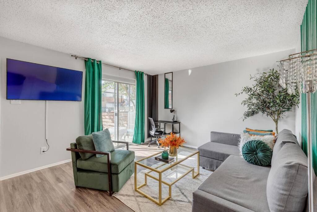 5 Min To Downtown 2bed 2bath 5 Star Location Apartment