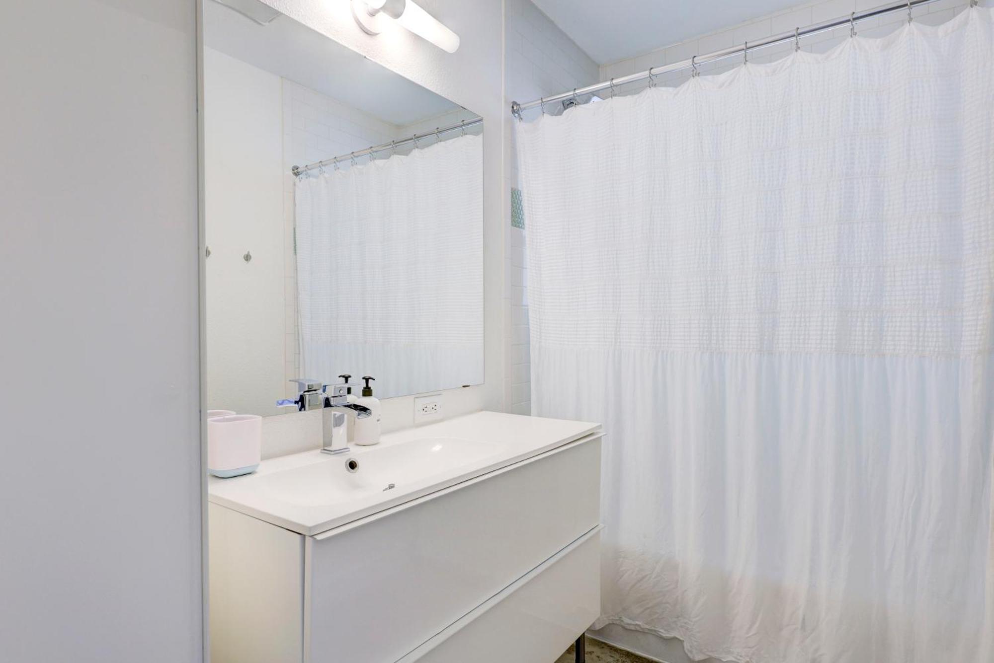 Cheery Modern Retreat Near Soco & Downtown By Lodgewell *
