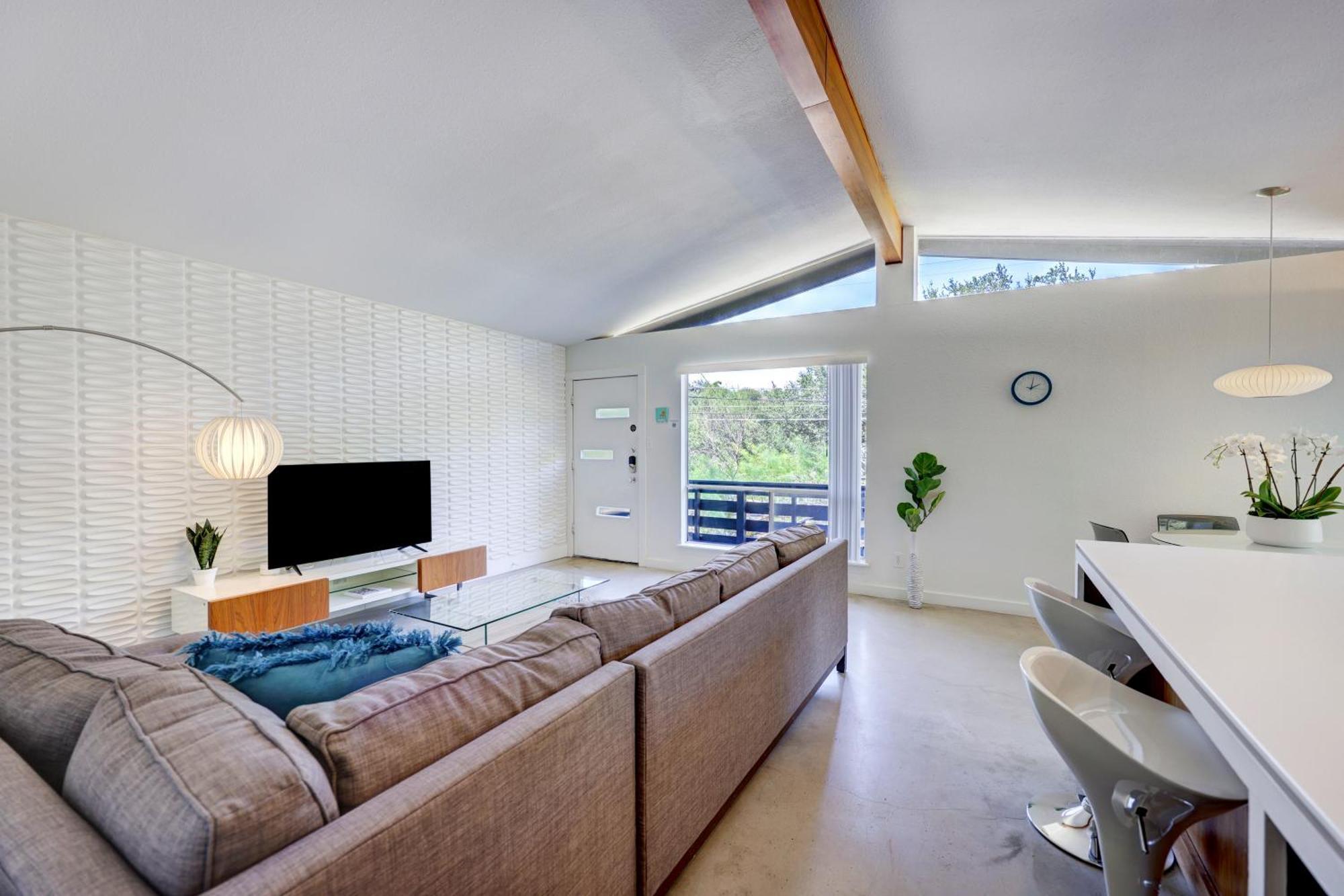 Cheery Modern Retreat Near Soco & Downtown By Lodgewell