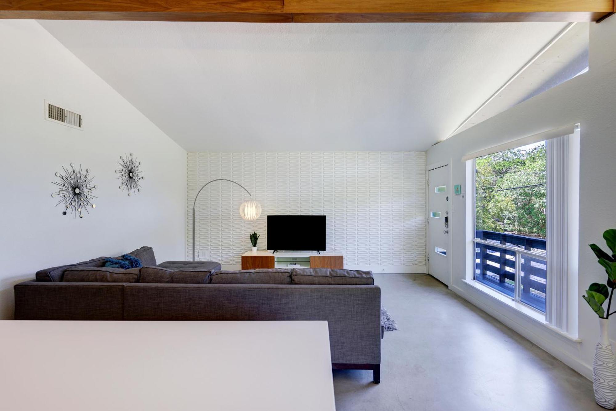 Cheery Modern Retreat Near Soco & Downtown By Lodgewell Holiday home