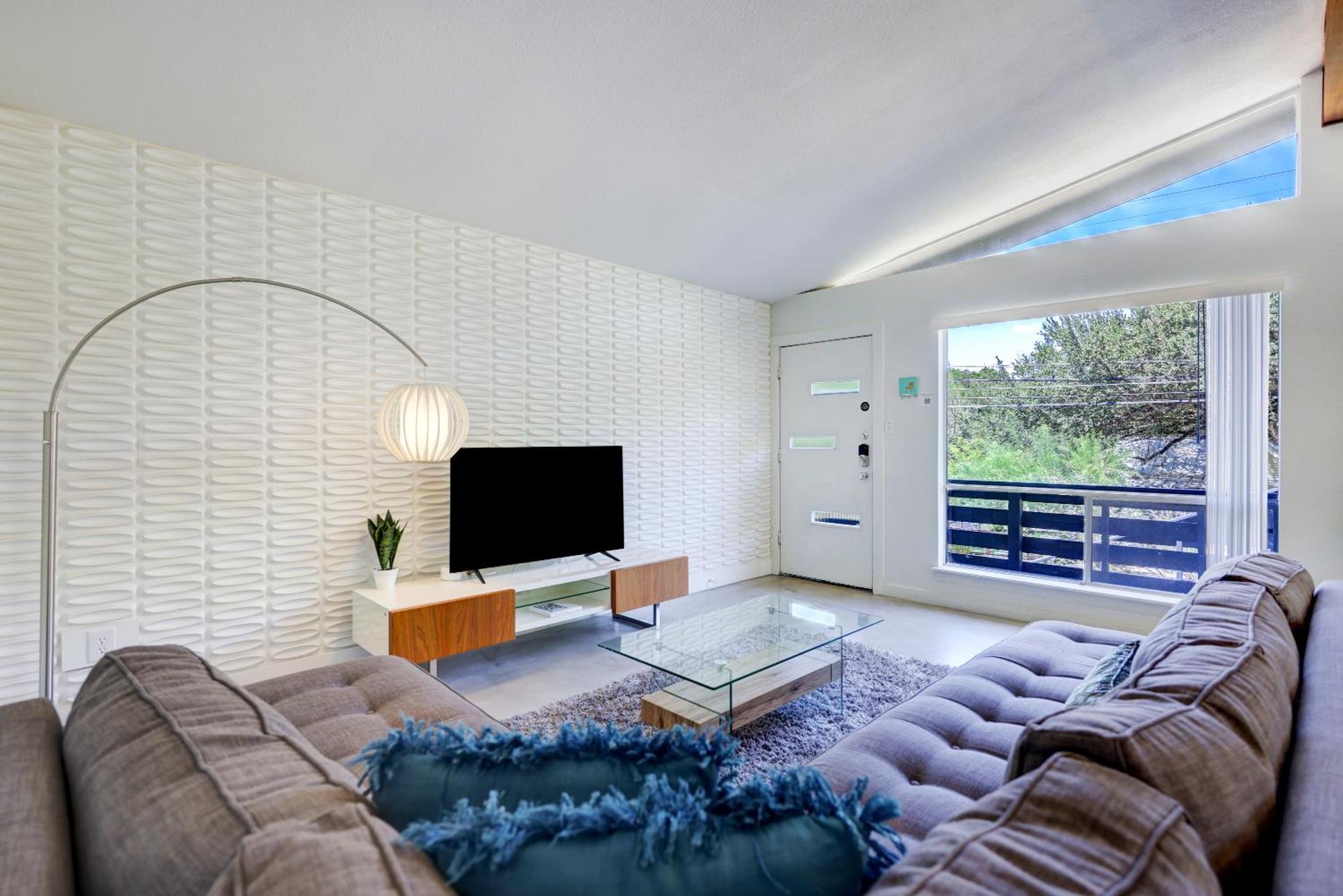Cheery Modern Retreat Near Soco & Downtown By Lodgewell Holiday home *