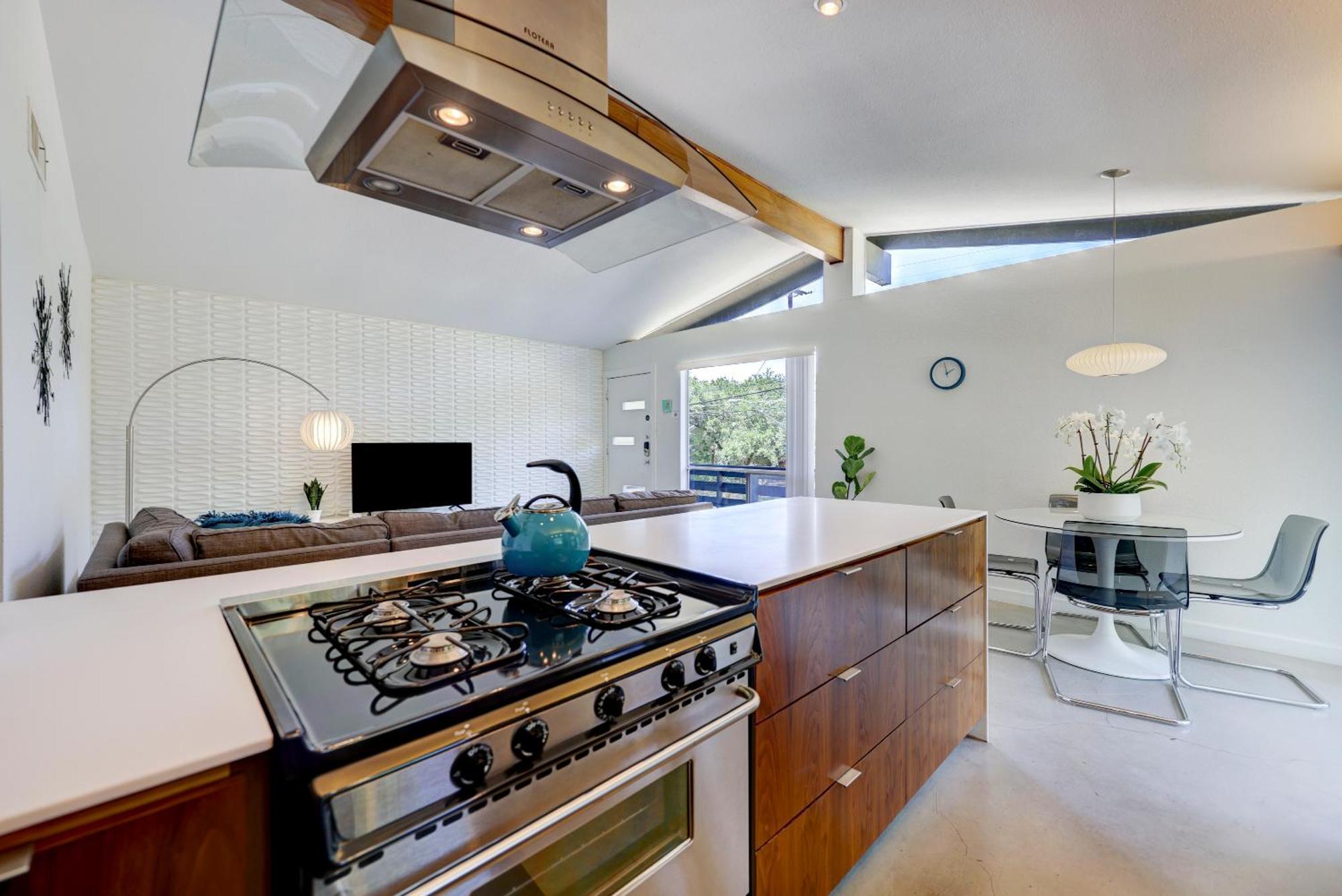 Holiday home Cheery Modern Retreat Near Soco & Downtown By Lodgewell *