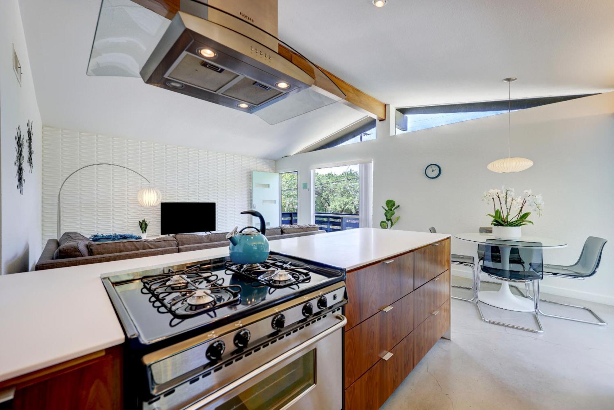 Cheery Modern Retreat Near Soco & Downtown By Lodgewell Austin