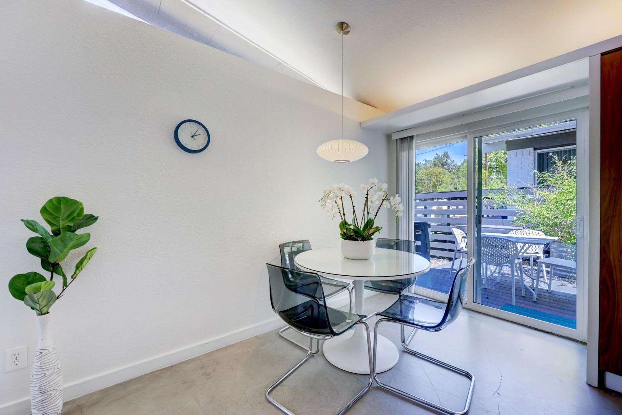 Cheery Modern Retreat Near Soco & Downtown By Lodgewell * Austin