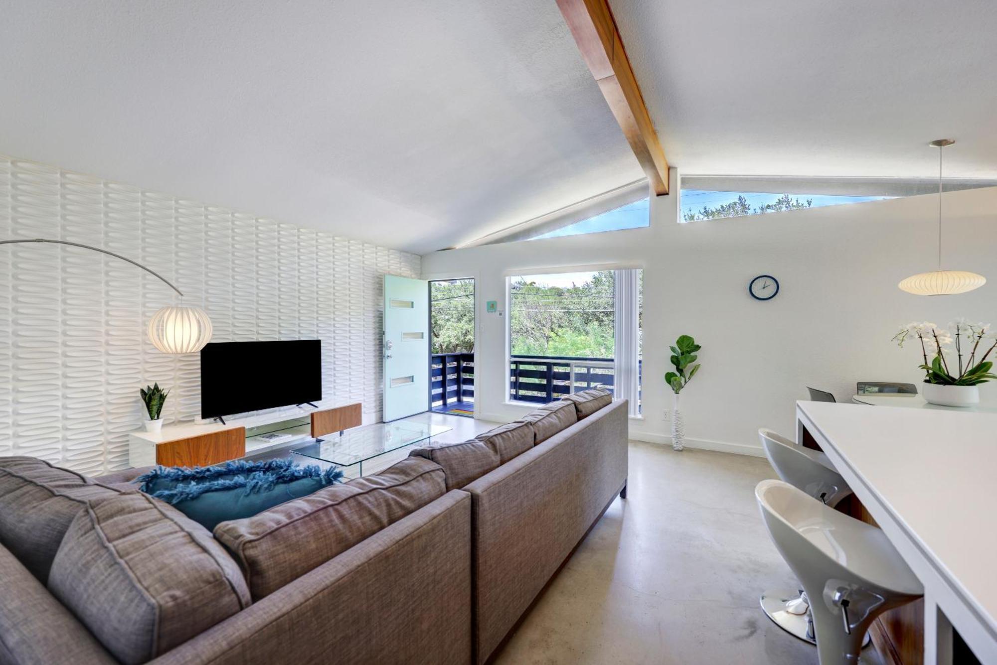 Cheery Modern Retreat Near Soco & Downtown By Lodgewell Holiday home