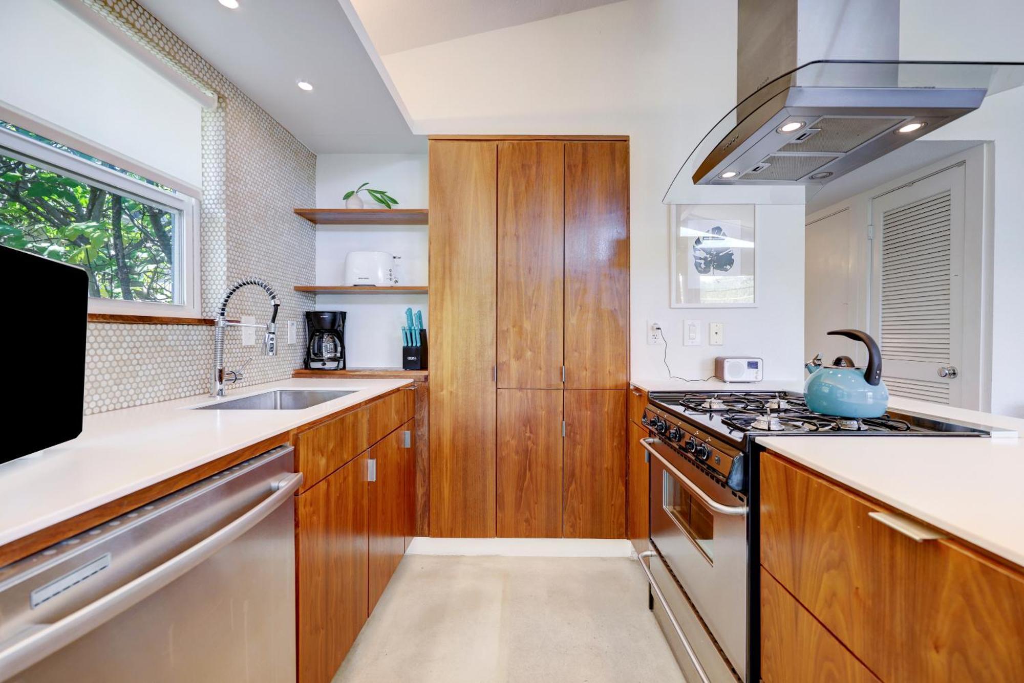 Holiday home Cheery Modern Retreat Near Soco & Downtown By Lodgewell