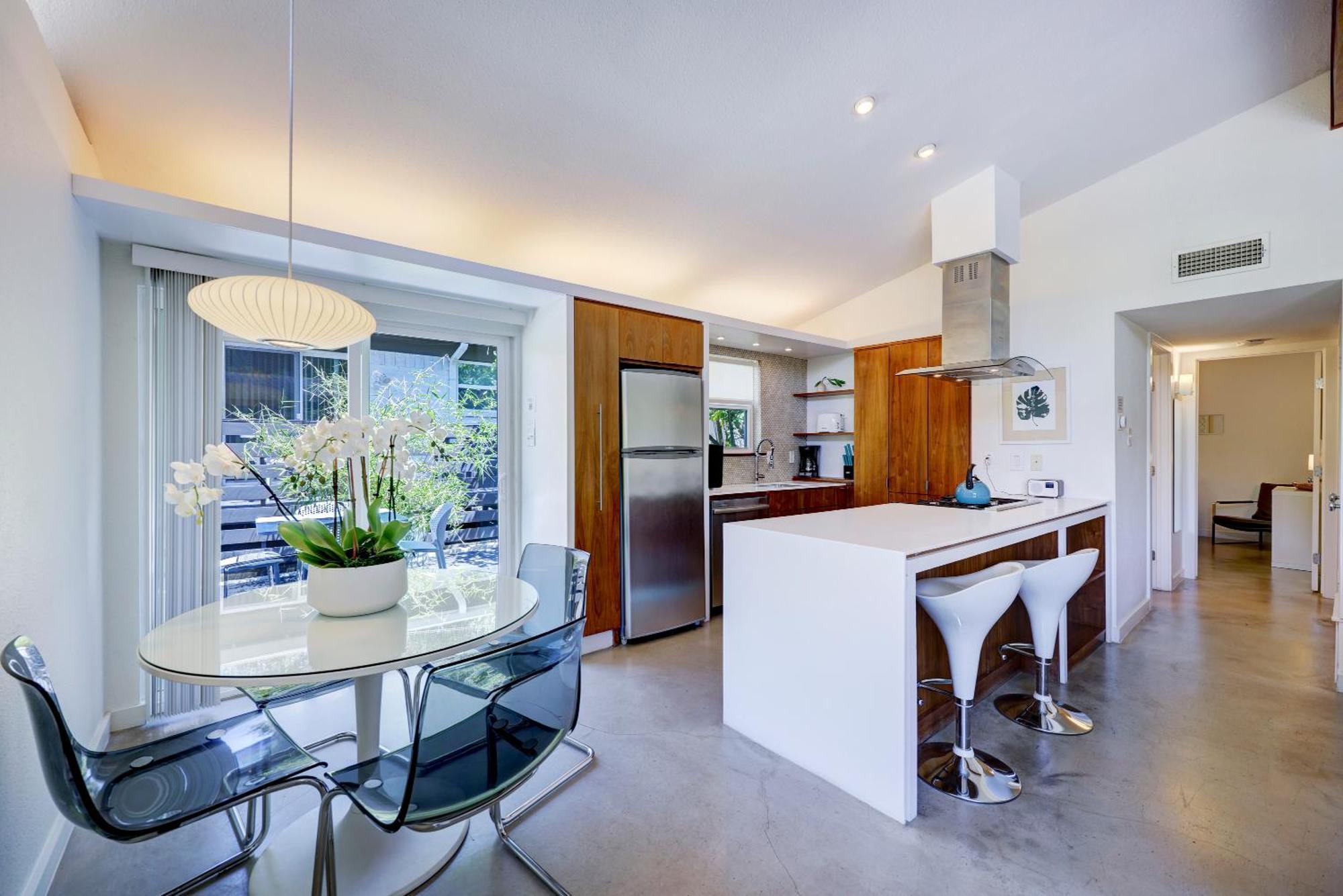Cheery Modern Retreat Near Soco & Downtown By Lodgewell Holiday home *