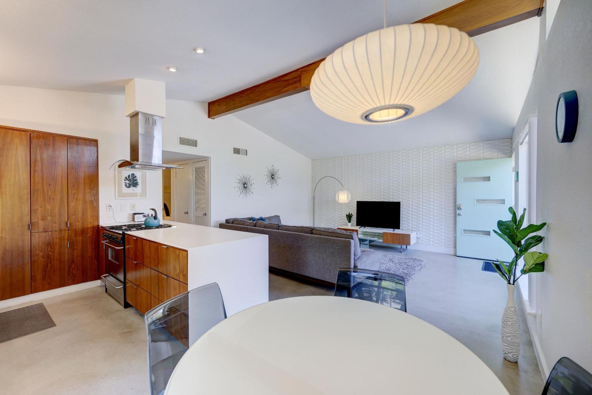 Holiday home Cheery Modern Retreat Near Soco & Downtown By Lodgewell *