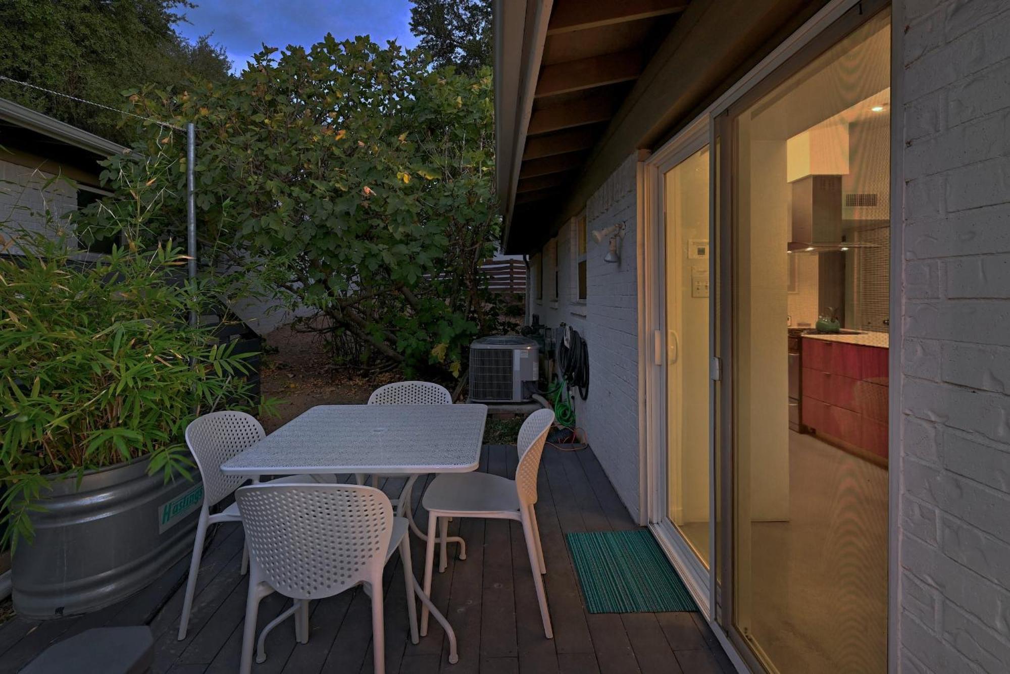 Cheery Modern Retreat Near Soco & Downtown By Lodgewell *