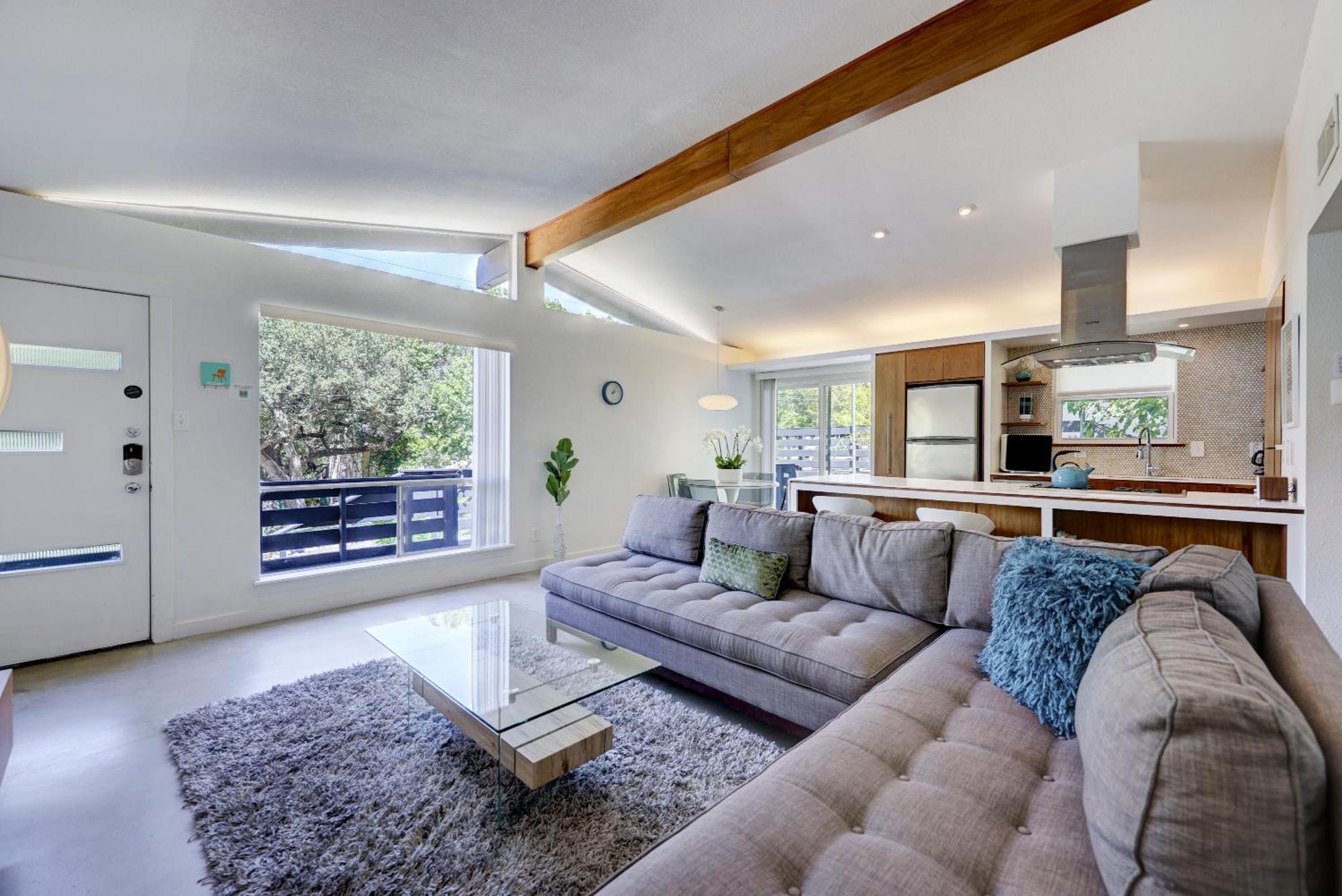 Holiday home Cheery Modern Retreat Near Soco & Downtown By Lodgewell