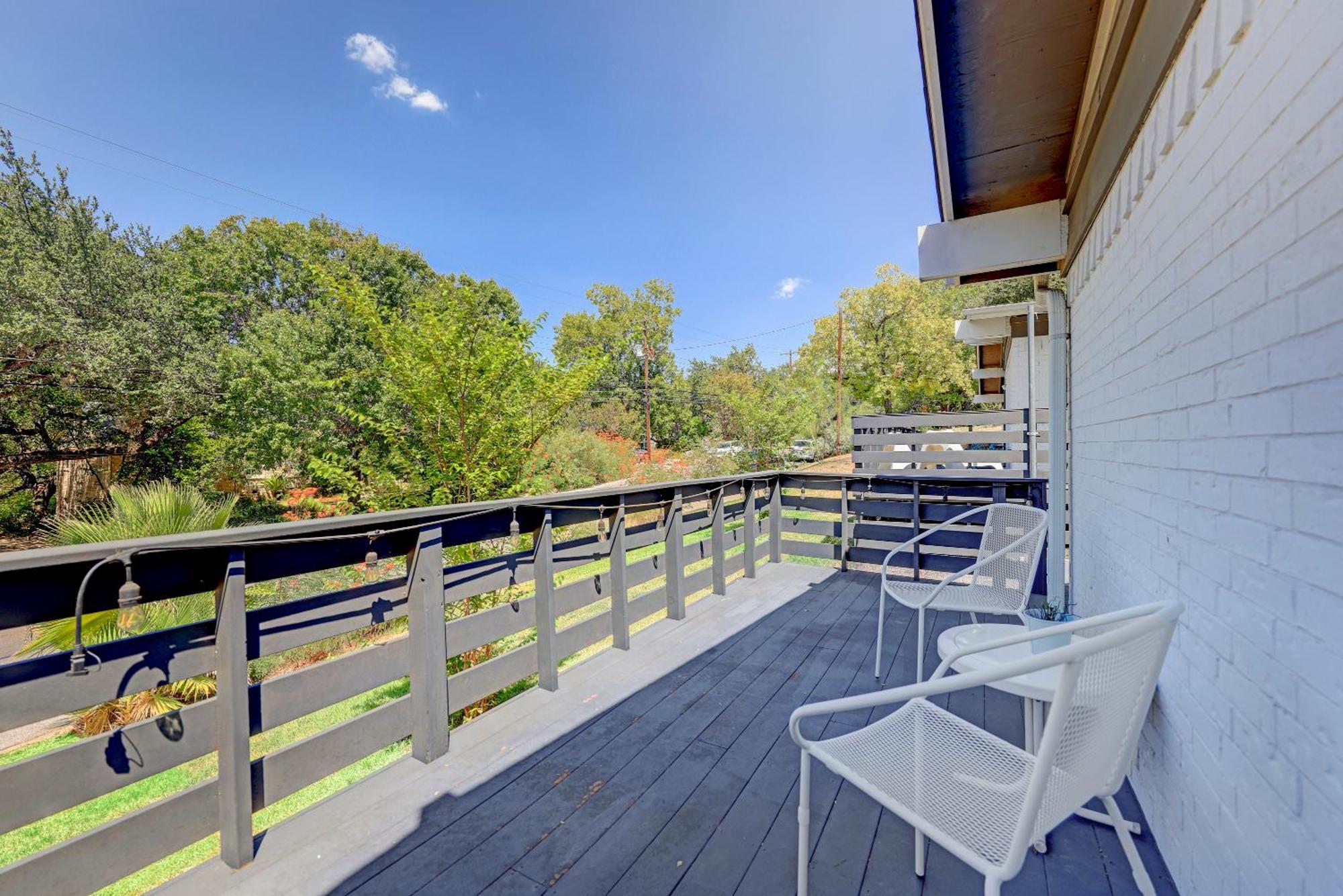 Cheery Modern Retreat Near Soco & Downtown By Lodgewell