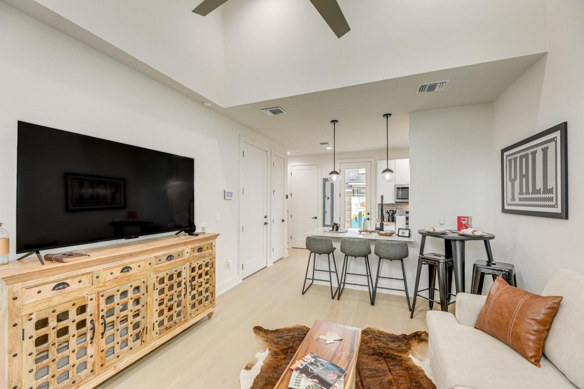 Modern Retreat With Heated Cowboy Pool! Holiday home *