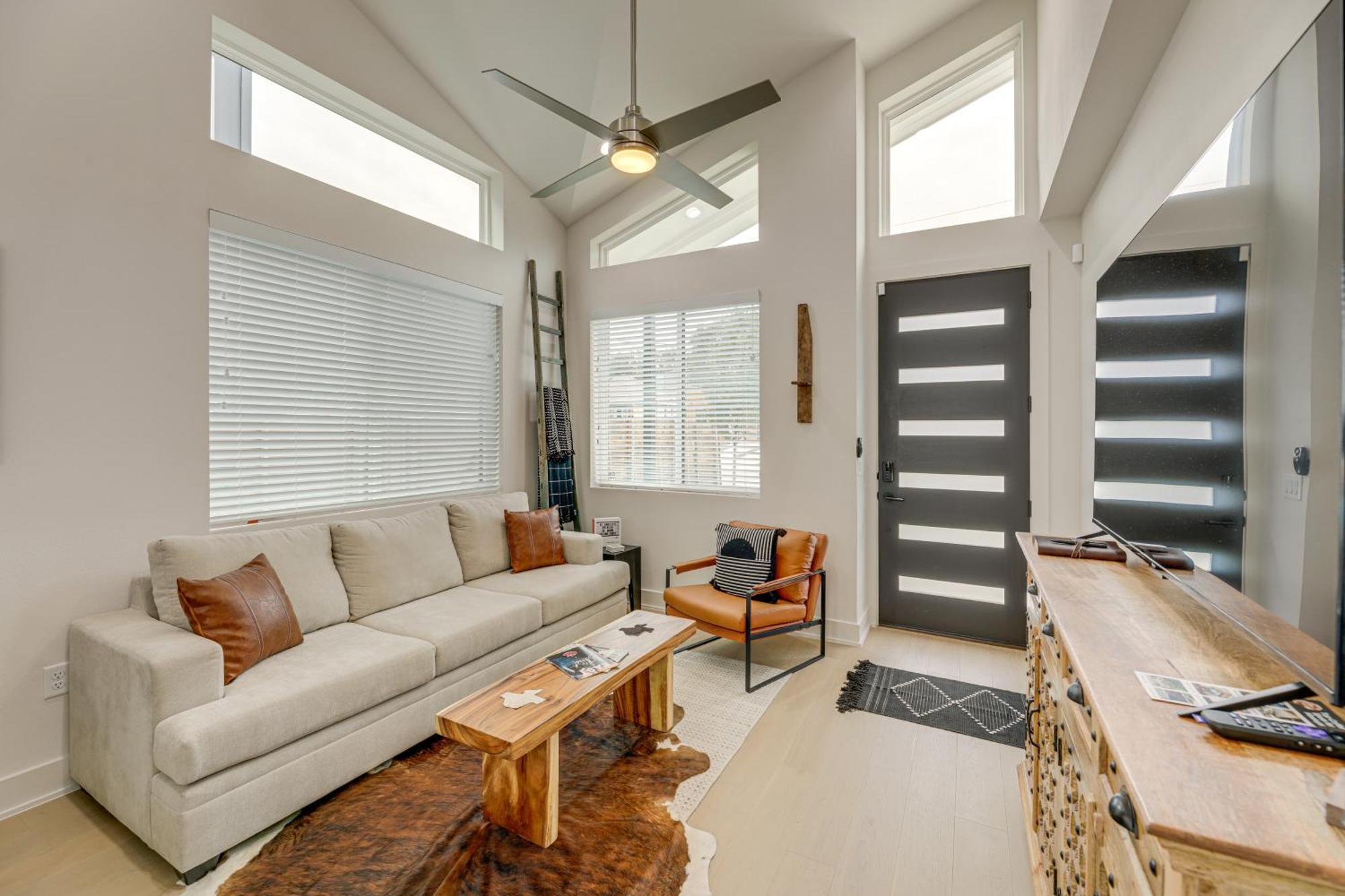 Holiday home Modern Retreat With Heated Cowboy Pool! *