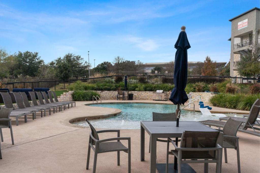 Modern 2br 2b With Pool Parking & Wifi Apartment *