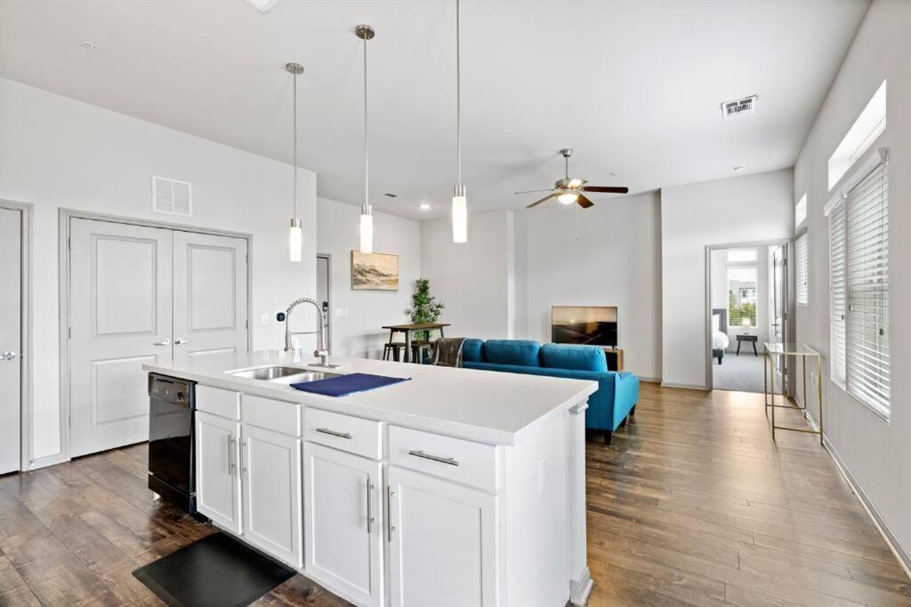 Modern 2br 2b With Pool Parking & Wifi Apartment