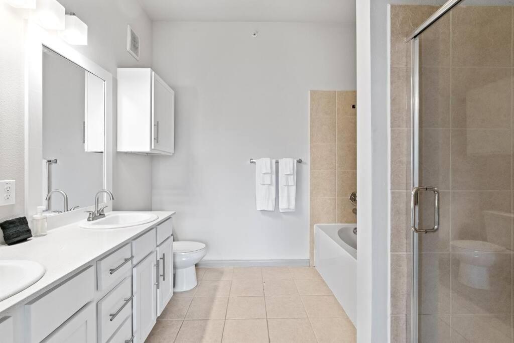 Modern 2br 2b With Pool Parking & Wifi Austin