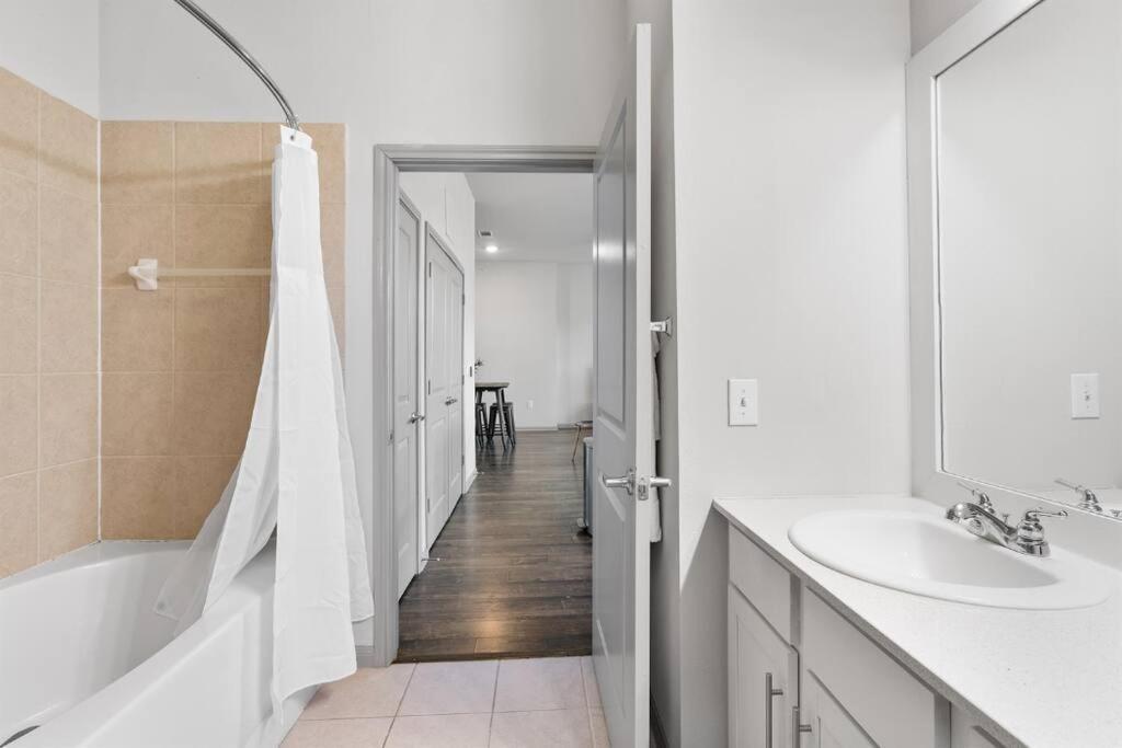 Apartment Modern 2br 2b With Pool Parking & Wifi *