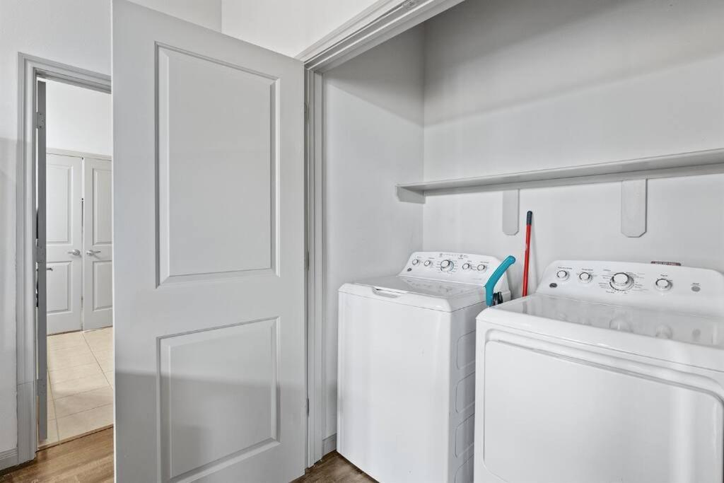 Modern 2br 2b With Pool Parking & Wifi Apartment Austin