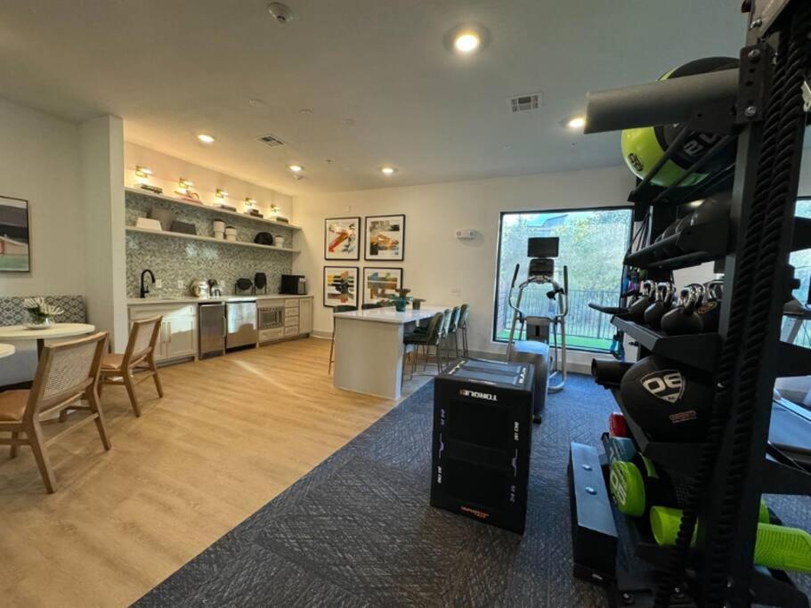 Modern 2br 2b With Pool Parking & Wifi * Austin