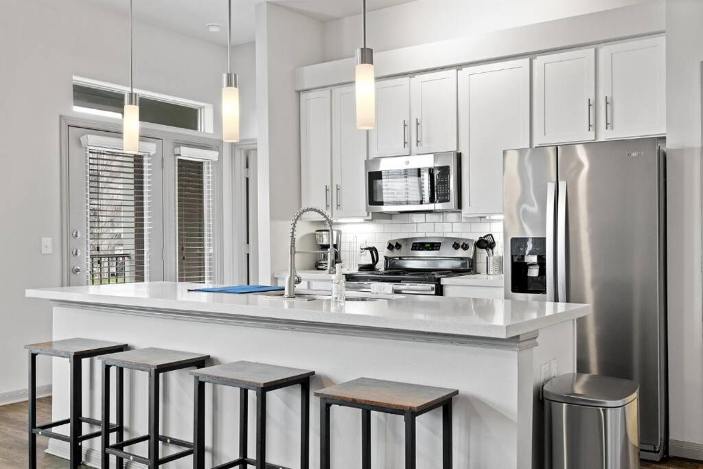 Apartment Modern 2br 2b With Pool Parking & Wifi *