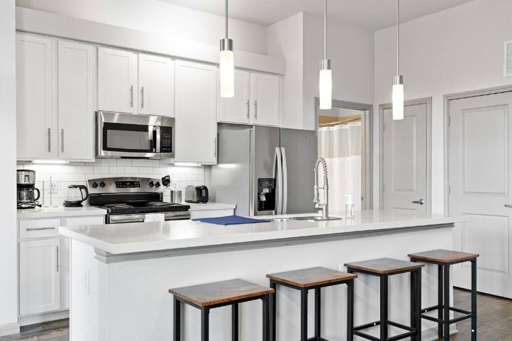 Apartment Modern 2br 2b With Pool Parking & Wifi Austin