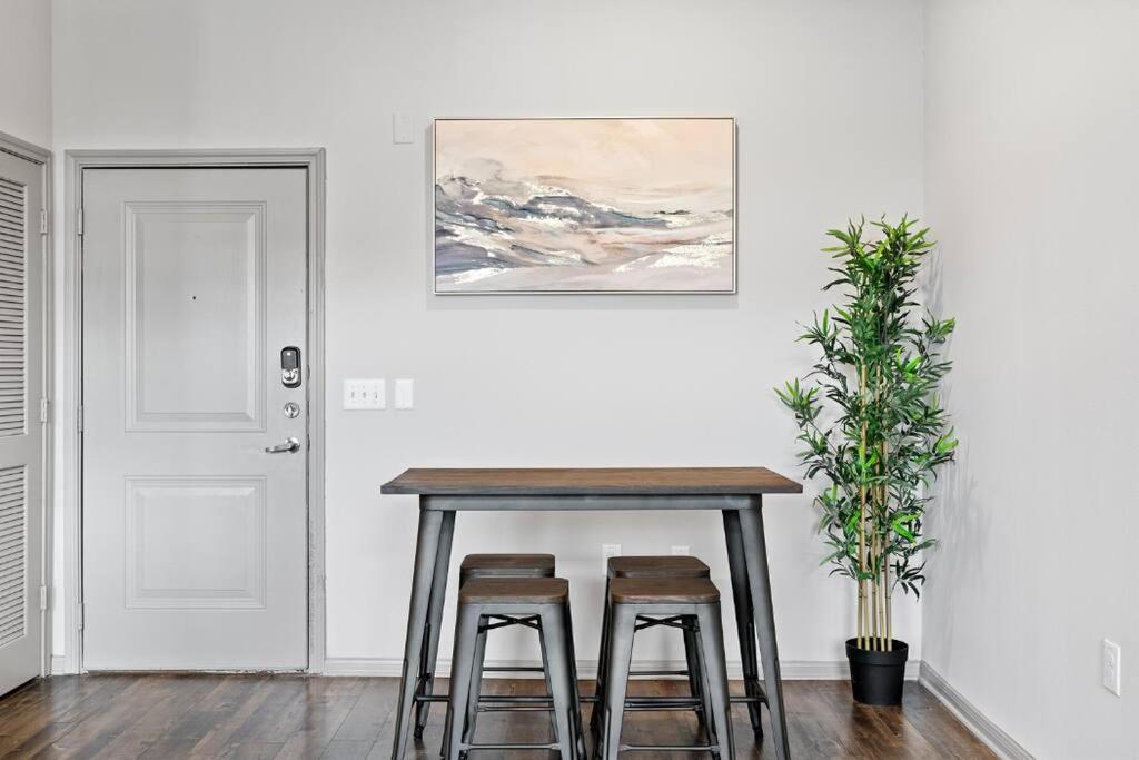 Modern 2br 2b With Pool Parking & Wifi *