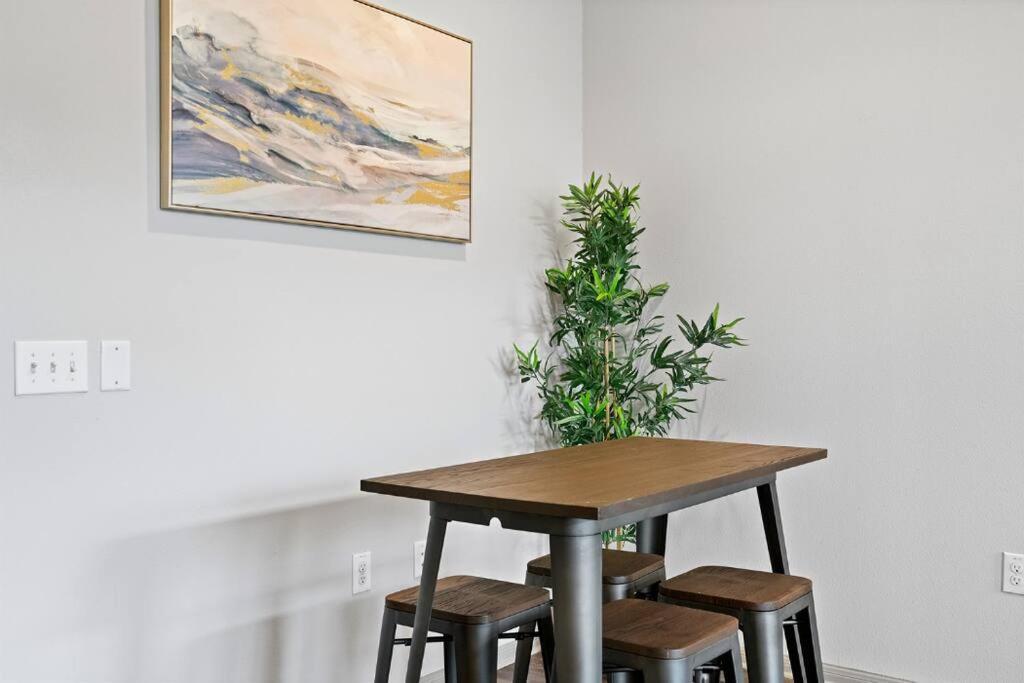 Modern 2br 2b With Pool Parking & Wifi Apartment *