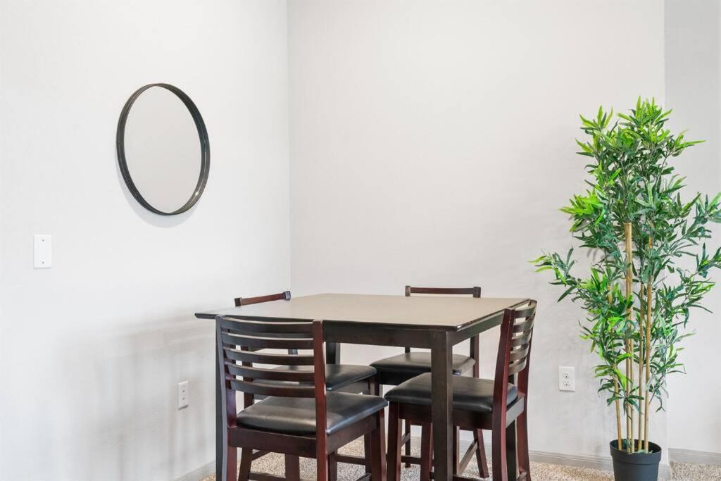 Modern 2br 2b With Pool Parking & Wifi * Austin