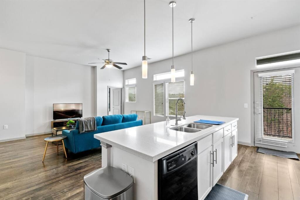 Modern 2br 2b With Pool Parking & Wifi * Austin