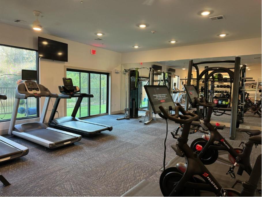 Modern 2br 2b With Pool Parking & Wifi Apartment *