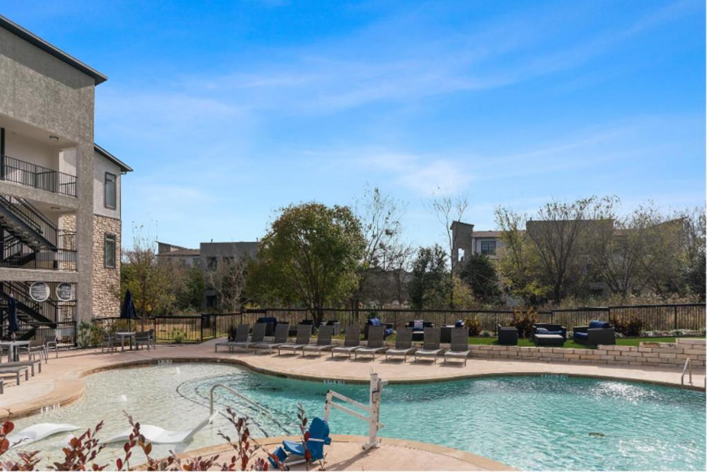 Modern 2br 2b With Pool Parking & Wifi *