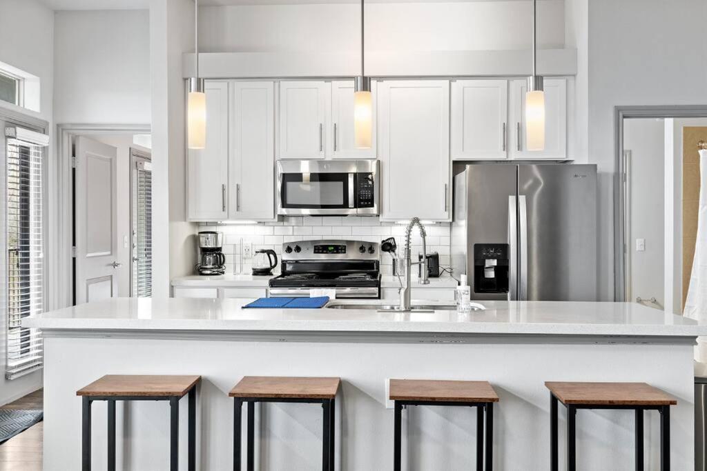 Modern 2br 2b With Pool Parking & Wifi Austin