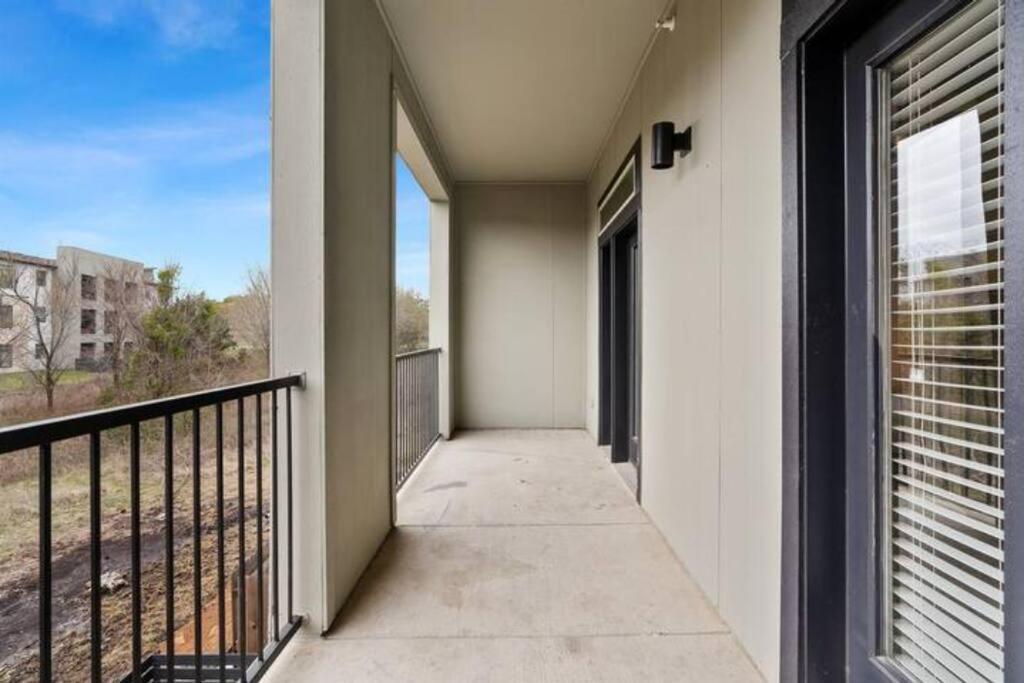 Modern 2br 2b With Pool Parking & Wifi Apartment