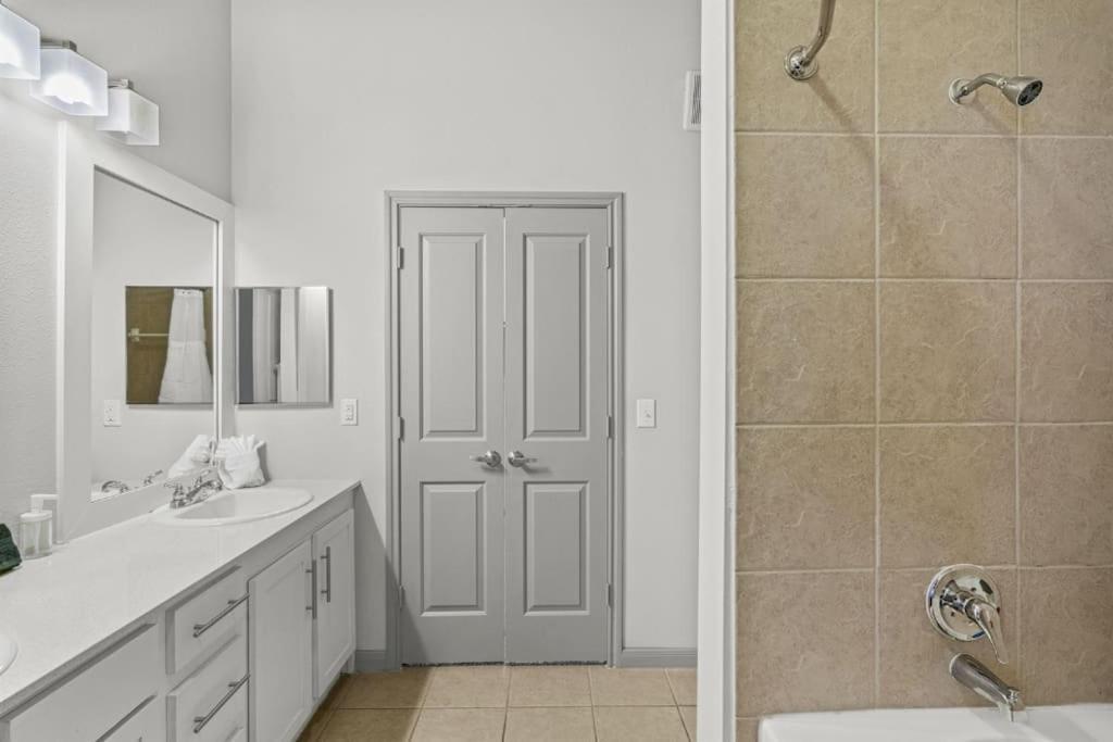 Luxury 2br 2b With Pool & Free Parking Apartment