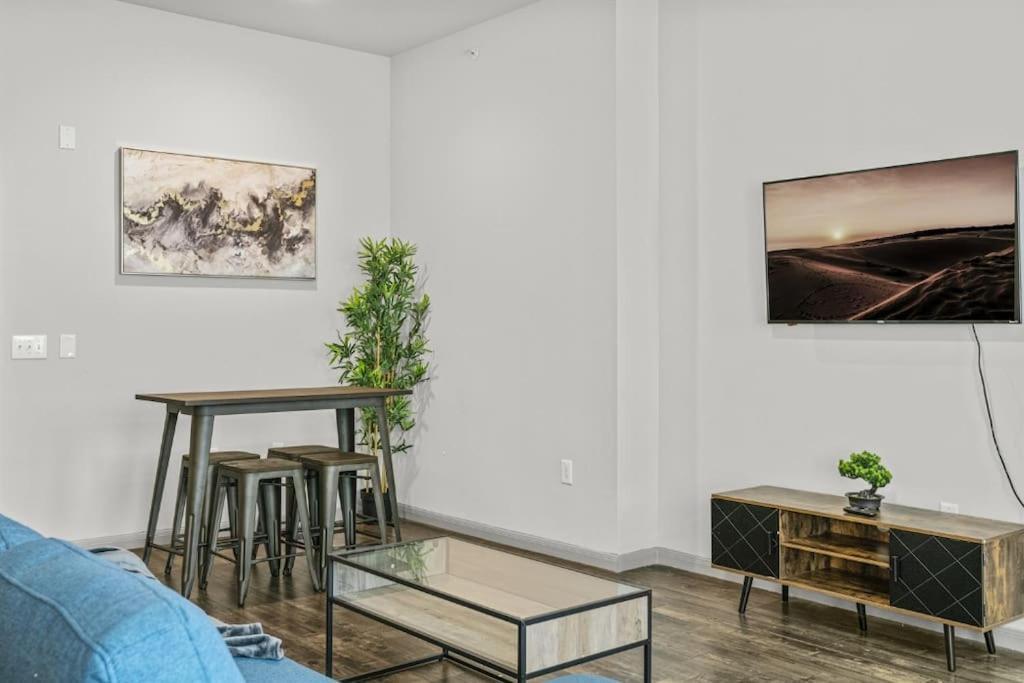 Luxury 2br 2b With Pool & Free Parking
