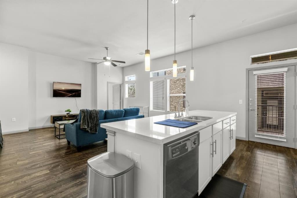 Luxury 2br 2b With Pool & Free Parking Apartment Austin