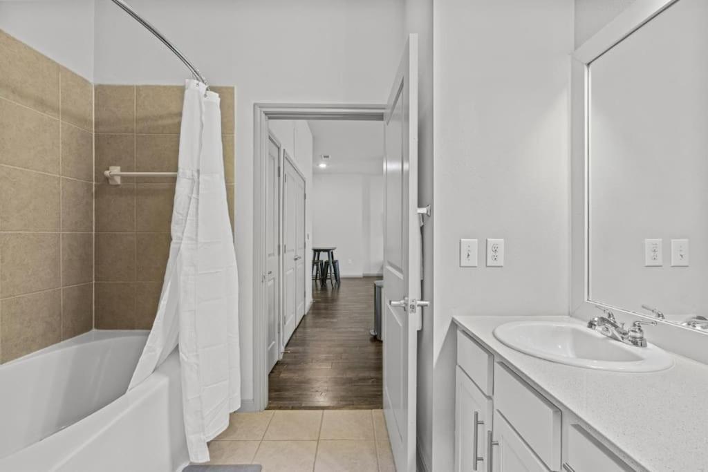 Luxury 2br 2b With Pool & Free Parking Apartment *