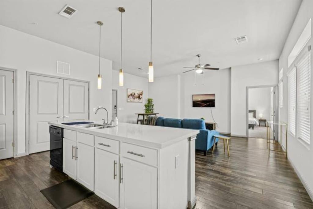 Luxury 2br 2b With Pool & Free Parking Apartment *