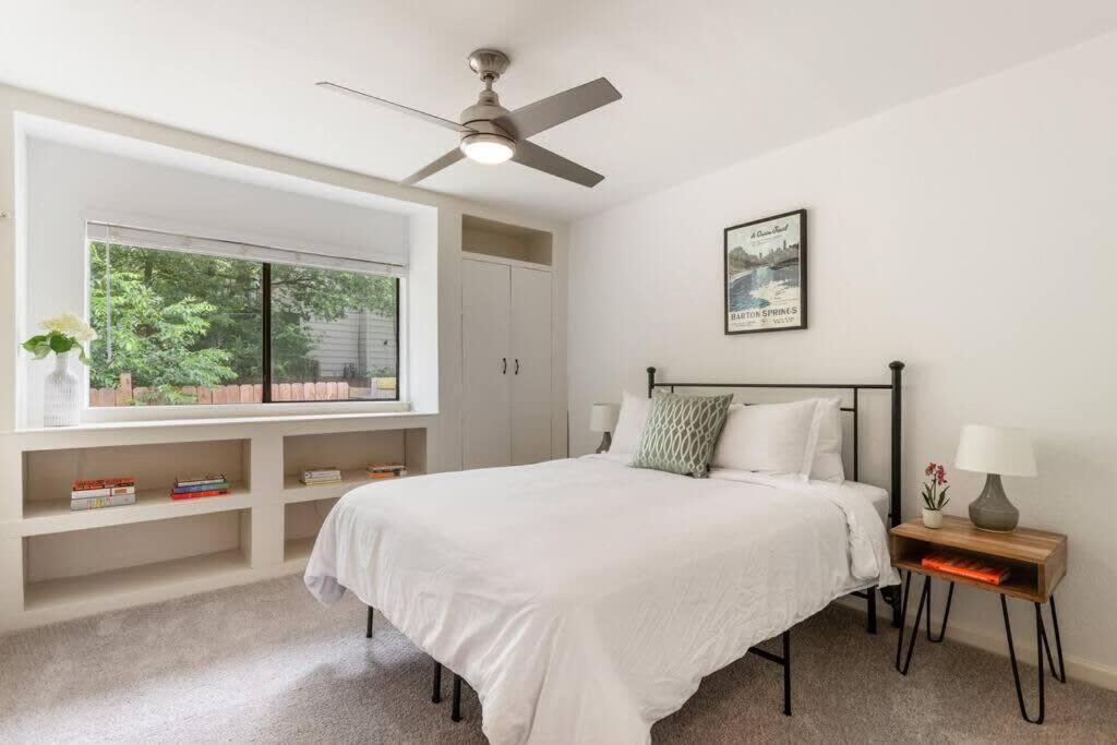 Charming 2 Bedroom Unit With Large Yard
