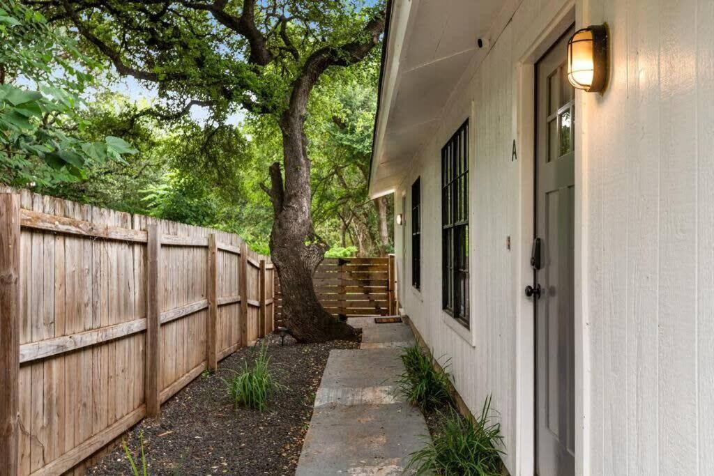 Charming 2 Bedroom Unit With Large Yard *