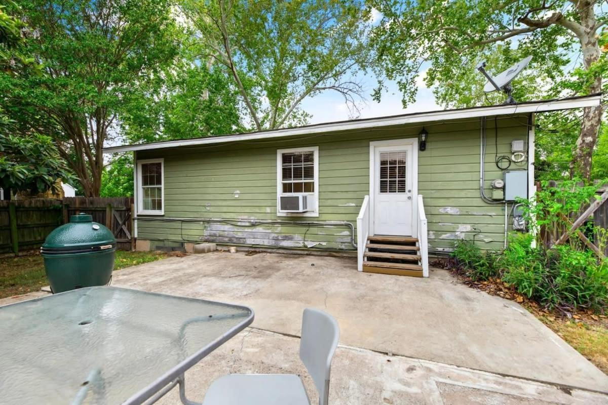 Quaint 3 Bedroom House With Huge Yard Holiday home *