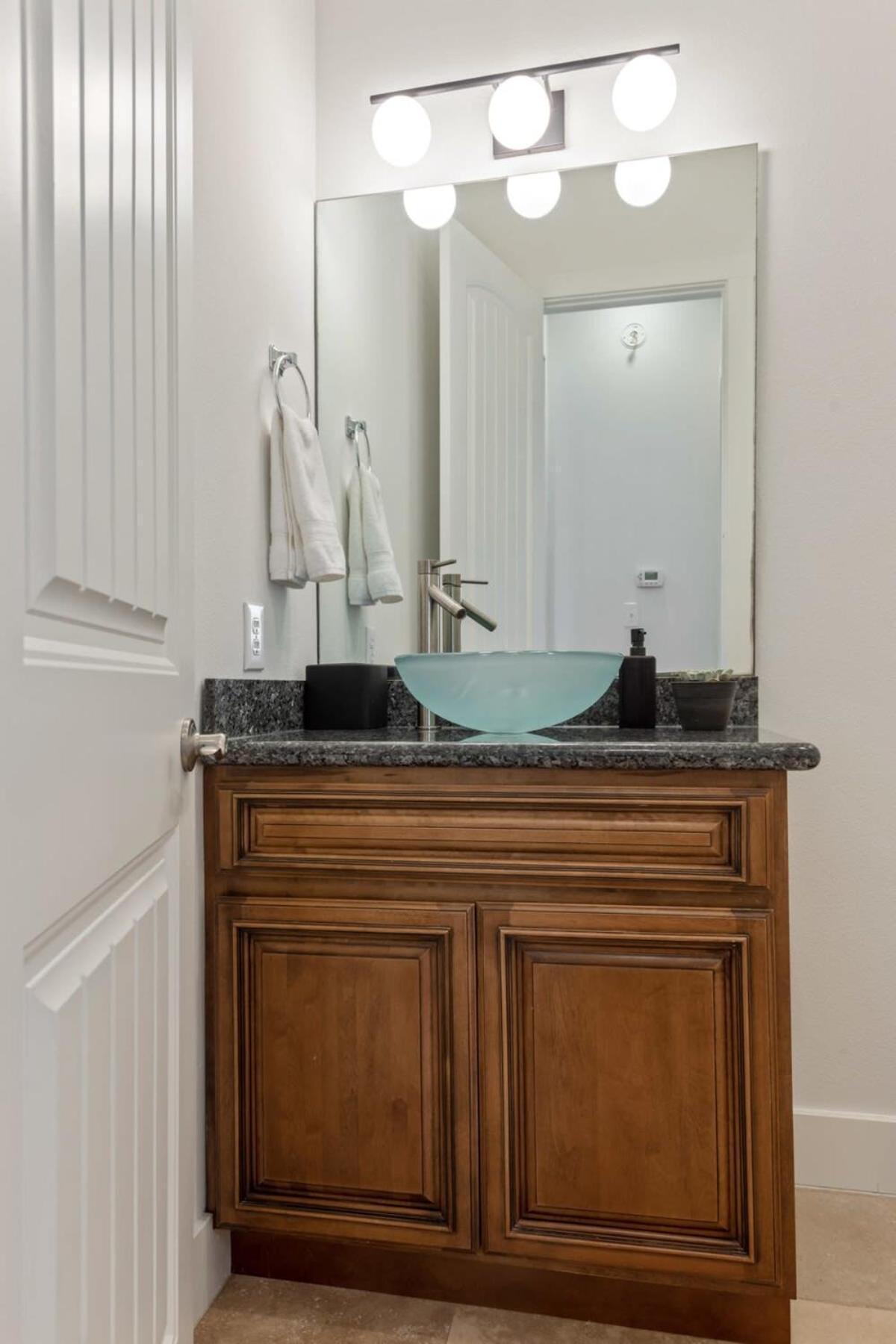 Bright Modern 3 Bedroom House In Hip East