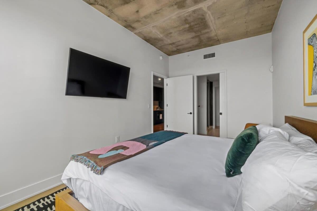 Modern 1br On Rainey St With Pool And Views Holiday home