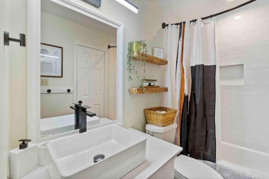 3 Bedroom Workspace-foodies Dream! Close To Zilker, & Downtown! Austin